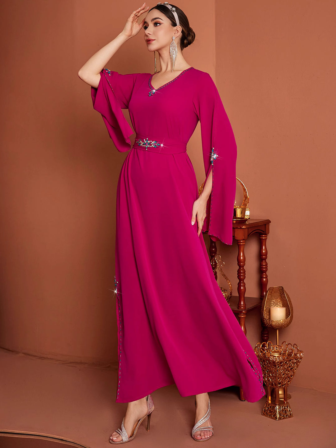 فستان بأكمام واسعة وخصر مرصع بالجواهر - أميرزا