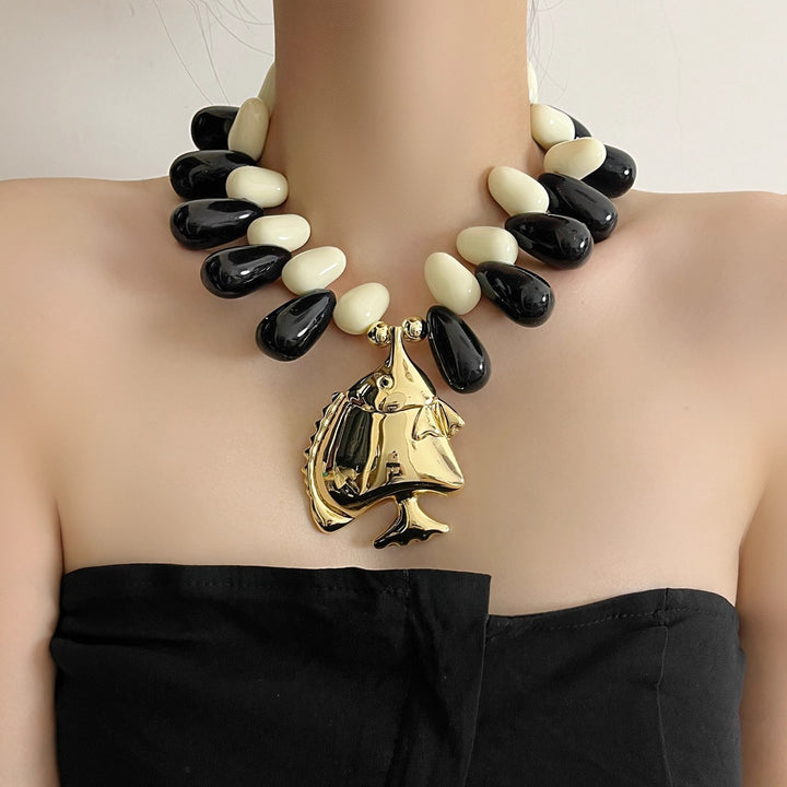 قلادة جريئة من الخرز مع قلادة ذهبية على شكل سمكة – ماريناتلي