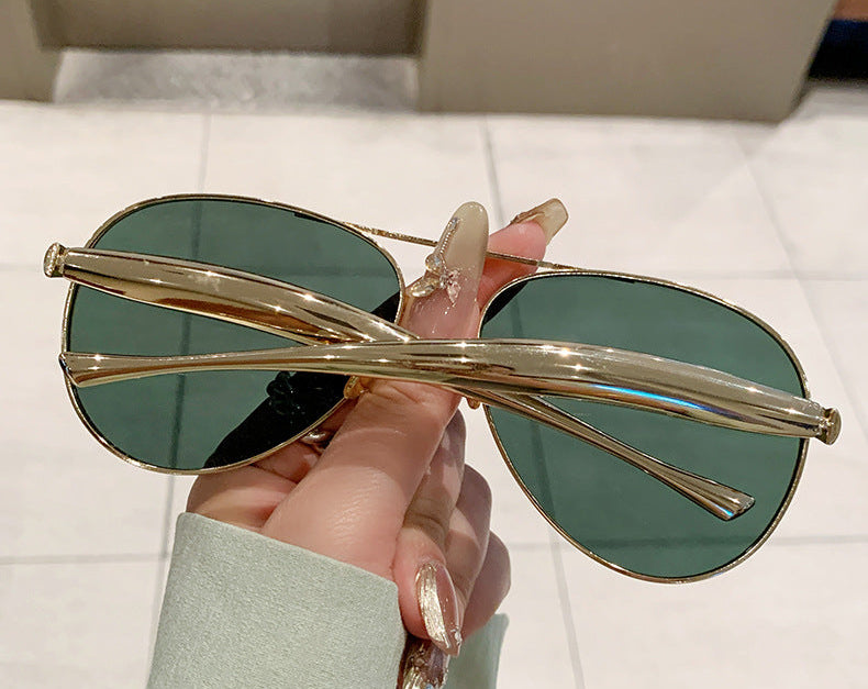 双层纹理圈式耳环，带有雕刻细节 – Akoma 