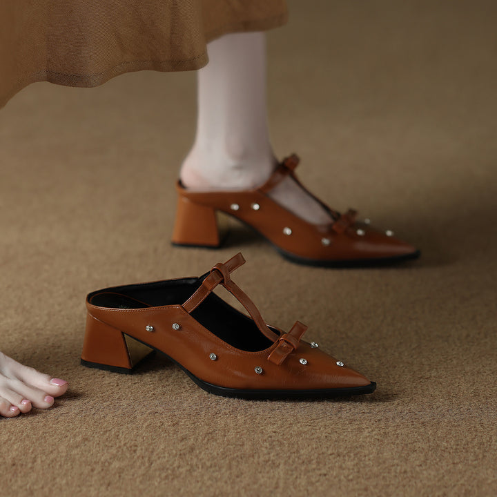 حذاء ميول مدبب بحزام فيونكة مرصع بالمسامير – نوراوتي