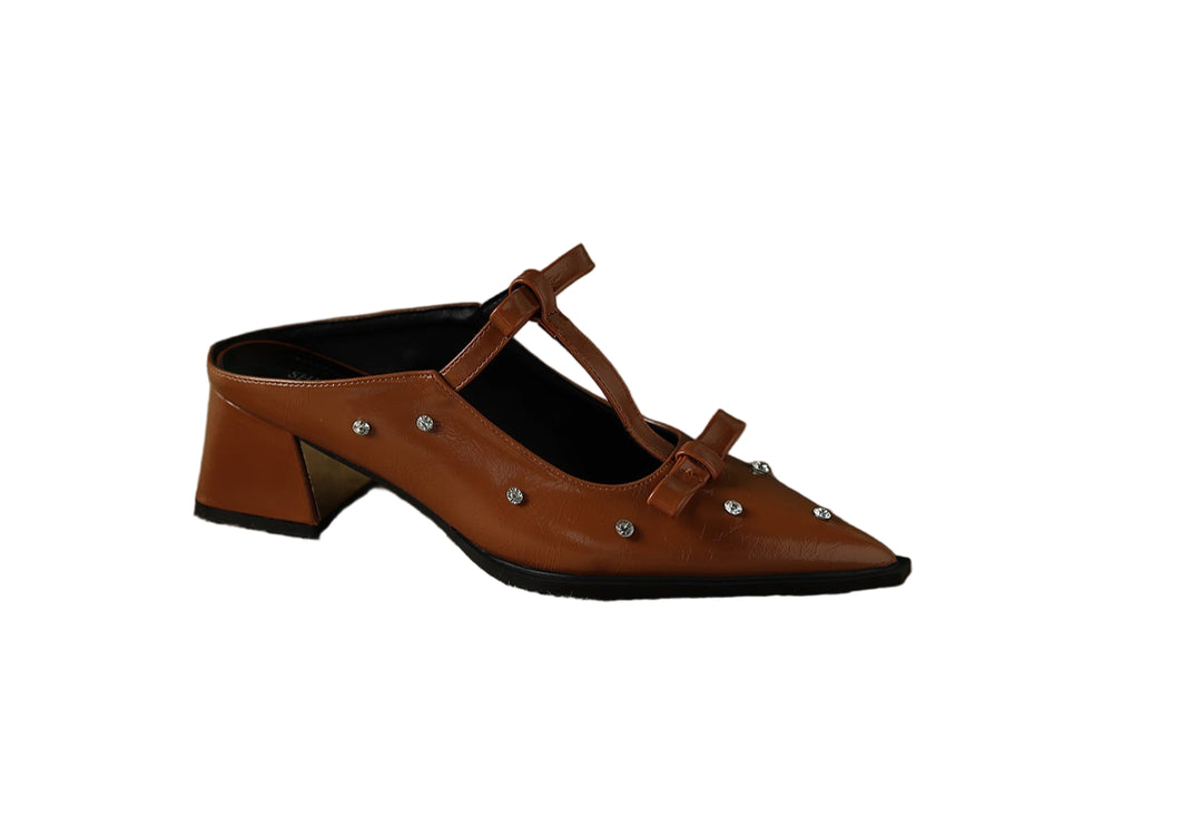 حذاء ميول مدبب بحزام فيونكة مرصع بالمسامير – نوراوتي