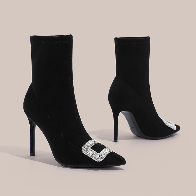 حذاء كاحل من جلد الغزال بمقدمة مدببة وإبزيم كريستالي – فالنتينرا