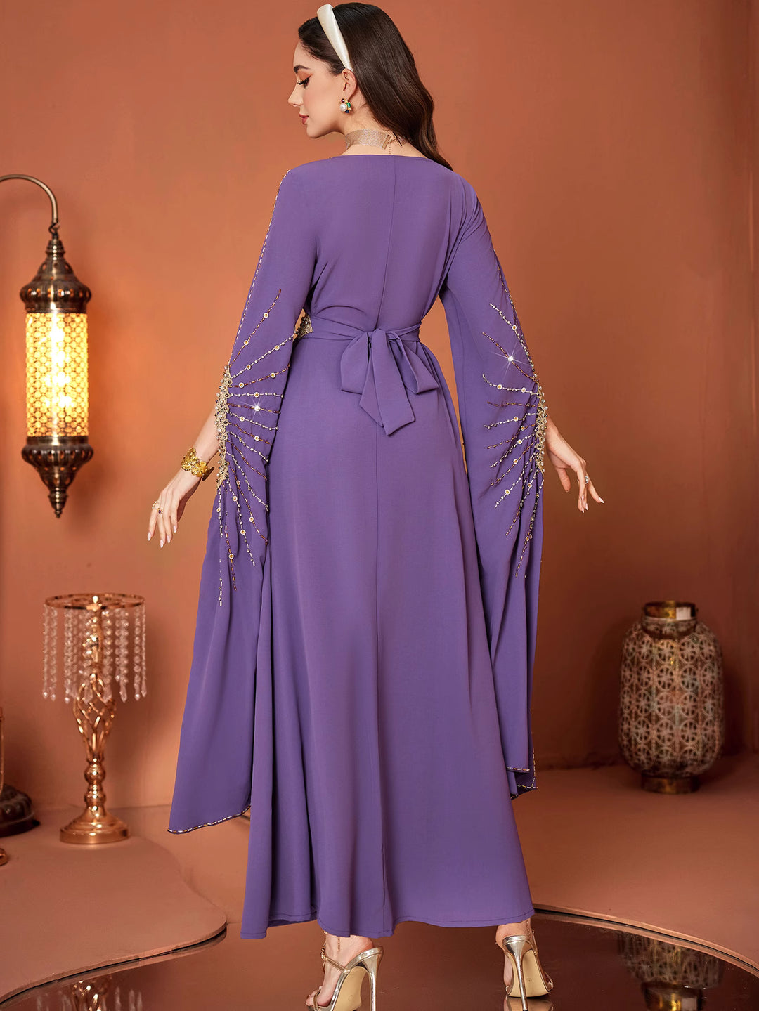 فستان بأكمام واسعة مزخرفة وحزام من الخرز - أميريكسا