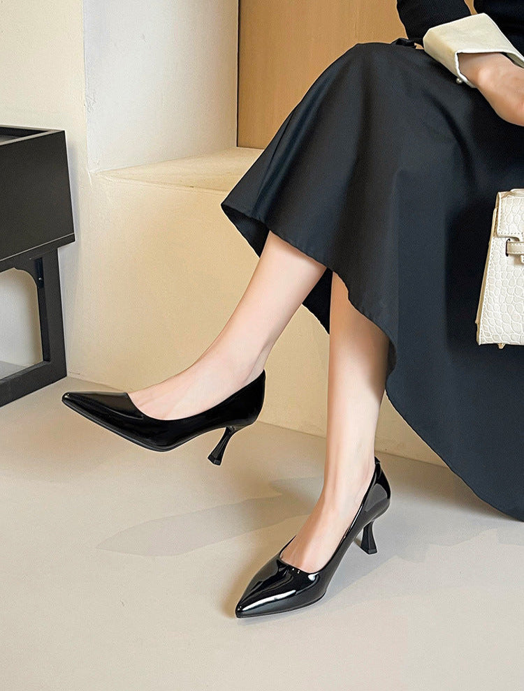 حذاء بكعب متوسط ​​ومقدمة مدببة من الجلد اللامع - لينابو