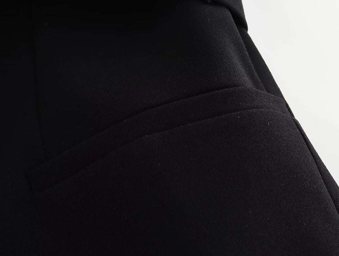 بدلة مصممة خصيصًا بأزرار ذهبية – مارون