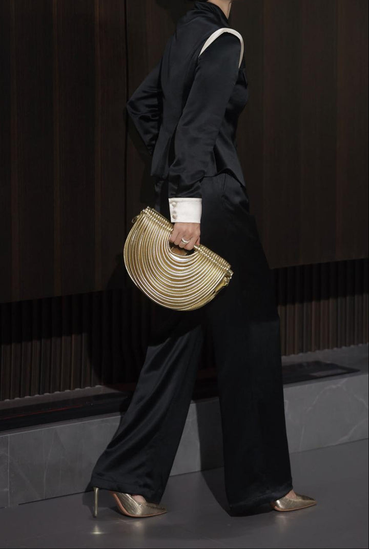 بدلة مصممة من الساتان بأكتاف منظمة – أوريليا