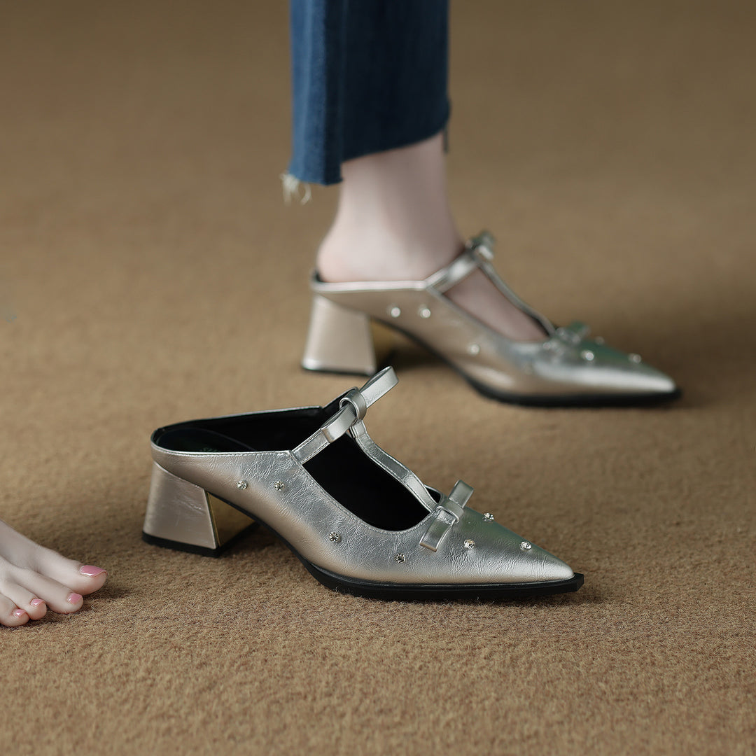 حذاء ميول مدبب بحزام فيونكة مرصع بالمسامير – نوراوتي