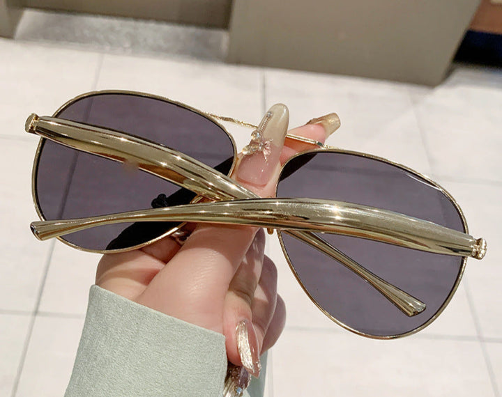 双层纹理圈式耳环，带有雕刻细节 – Akoma 