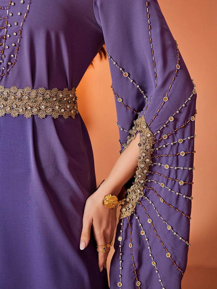 فستان بأكمام واسعة مزخرفة وحزام من الخرز - أميريكسا