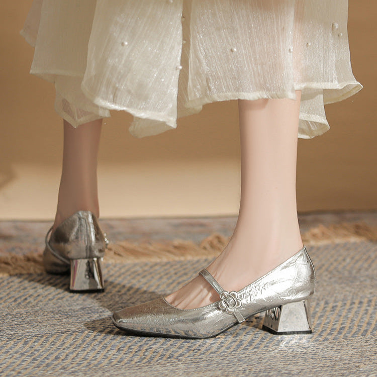 حذاء بكعب عريض مع حزام بإبزيم مزهر – كاميلروي