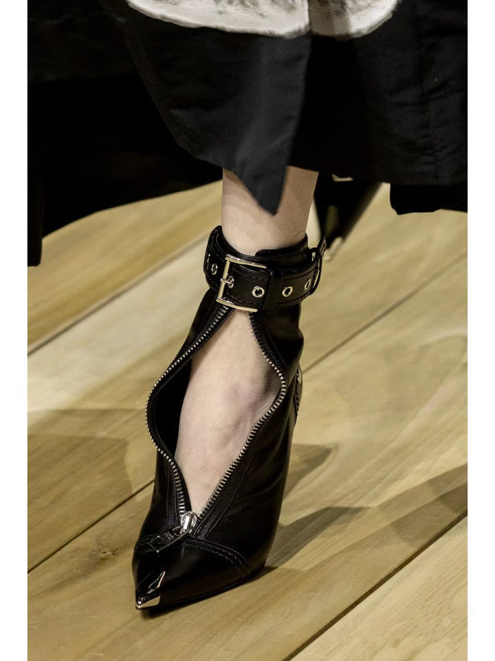 حذاء بكعب عالٍ بسحاب أمامي وطرف معدني - حافة قرمزية