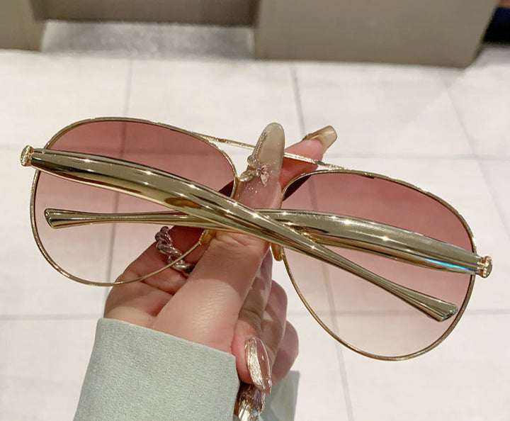 双层纹理圈式耳环，带有雕刻细节 – Akoma 