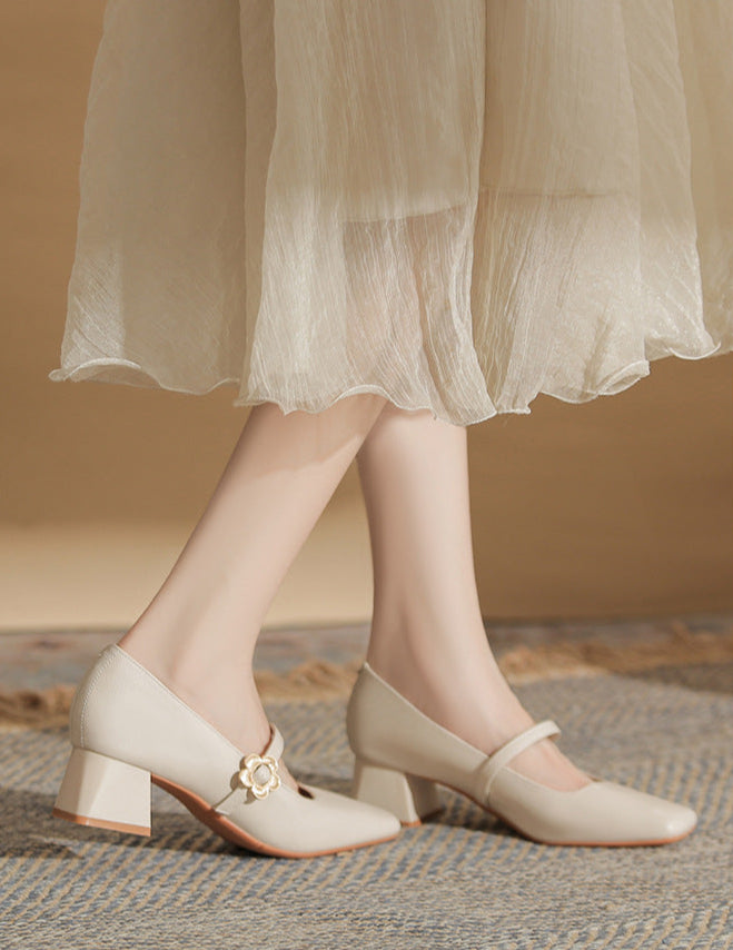 حذاء بكعب عريض مع حزام بإبزيم مزهر – كاميلروي