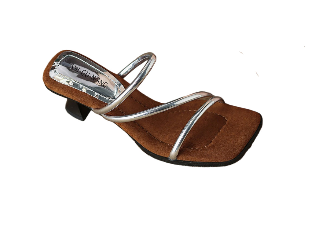 صندل ذو أشرطة ومقدمة مربعة وكعب متوسط ​​– أوريليانلو