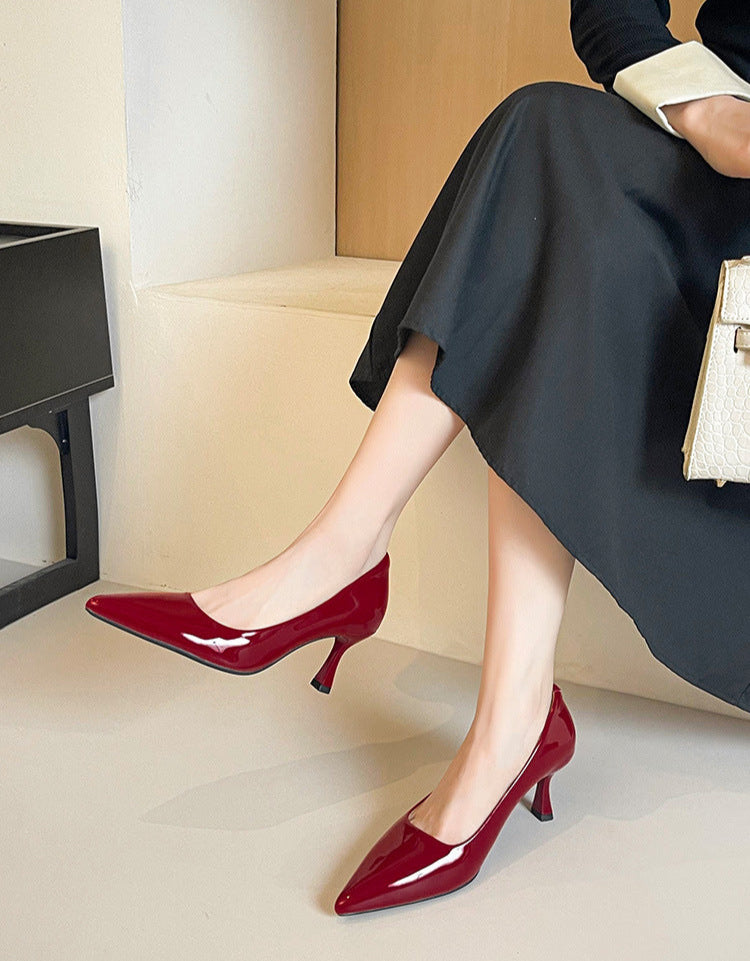 حذاء بكعب متوسط ​​ومقدمة مدببة من الجلد اللامع - لينابو