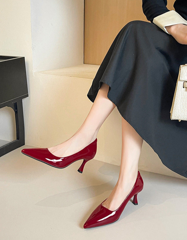 حذاء بكعب متوسط ​​ومقدمة مدببة من الجلد اللامع - لينابو