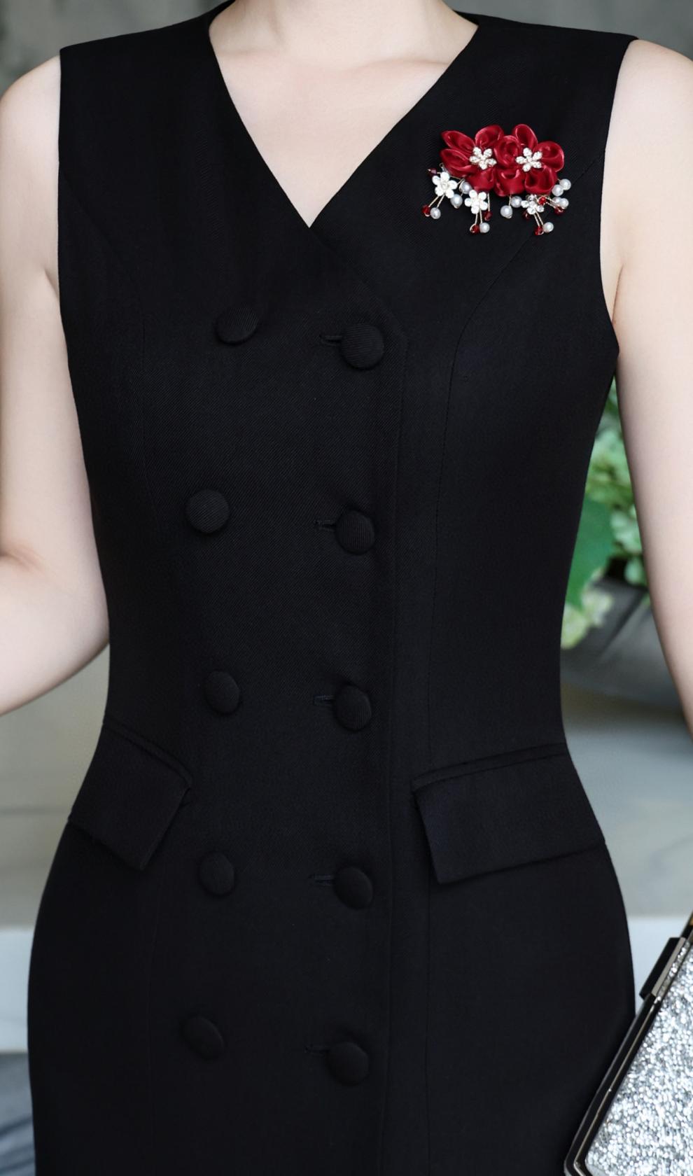 فستان بدون أكمام مزدوج الصدر مع بروش مزهر – نوار