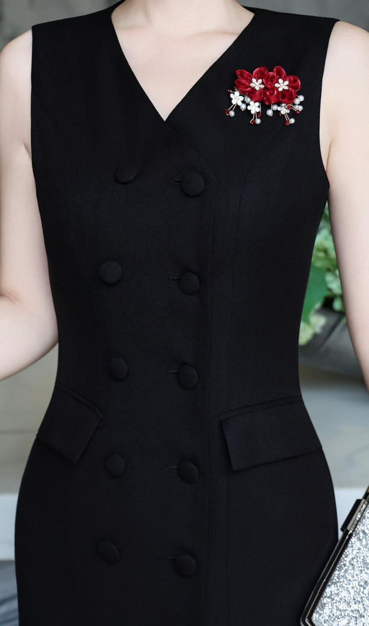 فستان بدون أكمام مزدوج الصدر مع بروش مزهر – نوار