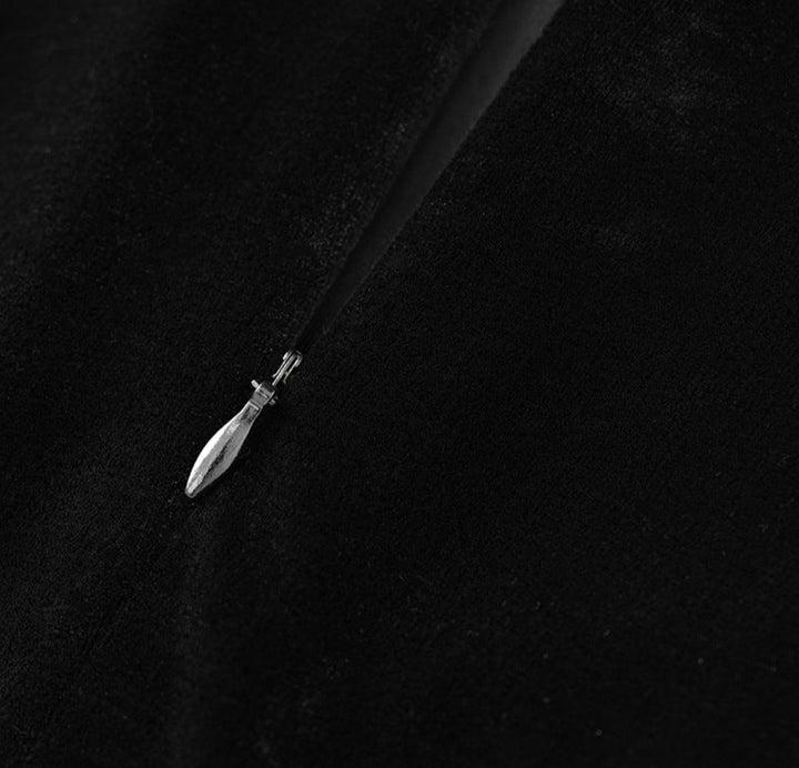 Kurzärmeliges Midikleid mit 3D-Blumenapplikationen - BLOOMIQ 