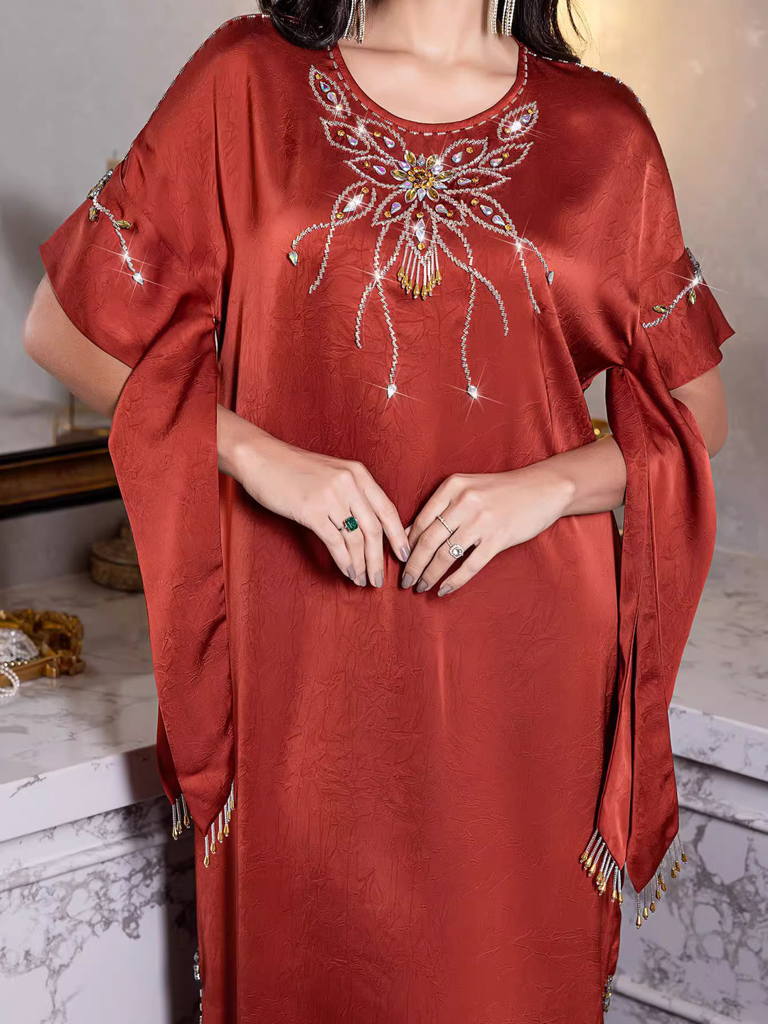 فستان ساتان بأكمام قصيرة ورقبة مزينة - زارازلو
