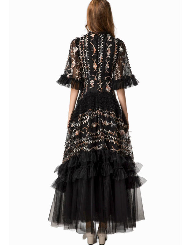 Kurzärmeliges Midikleid mit 3D-Blumenapplikationen - BLOOMIQ 