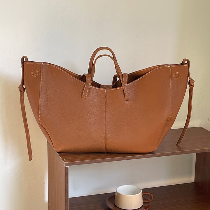 بلوزة مخملية بأكمام طويلة وياقة مزينة – تامر