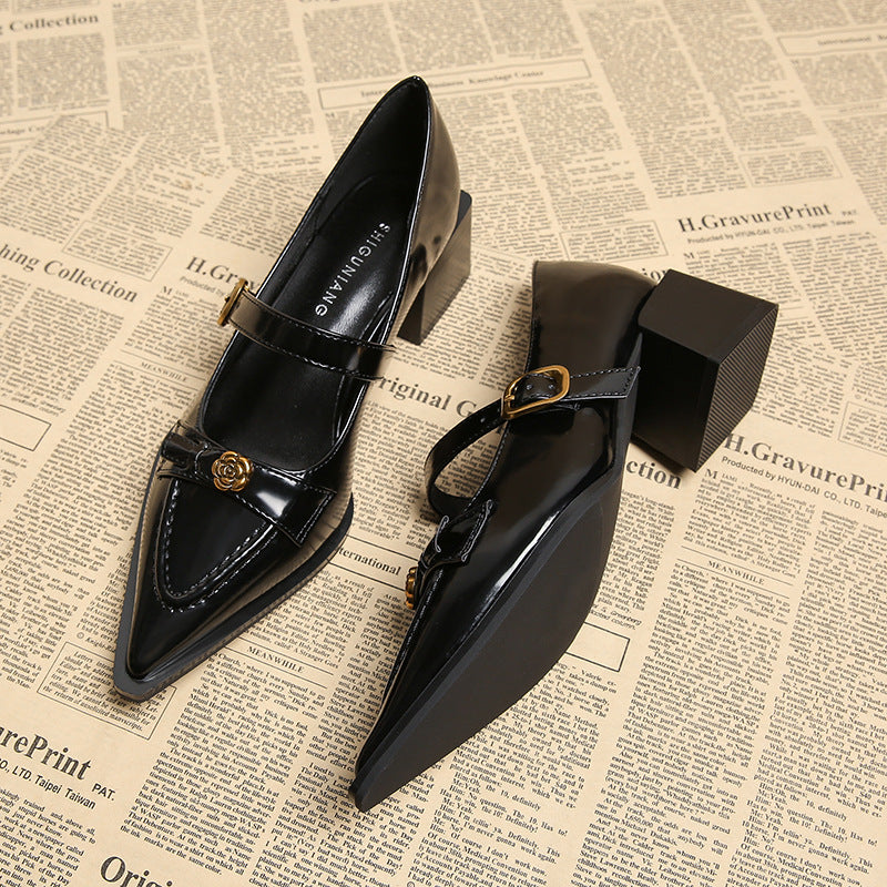 حذاء بكعب سميك مدبب مع حزام بإبزيم مزهر – أوريليافو