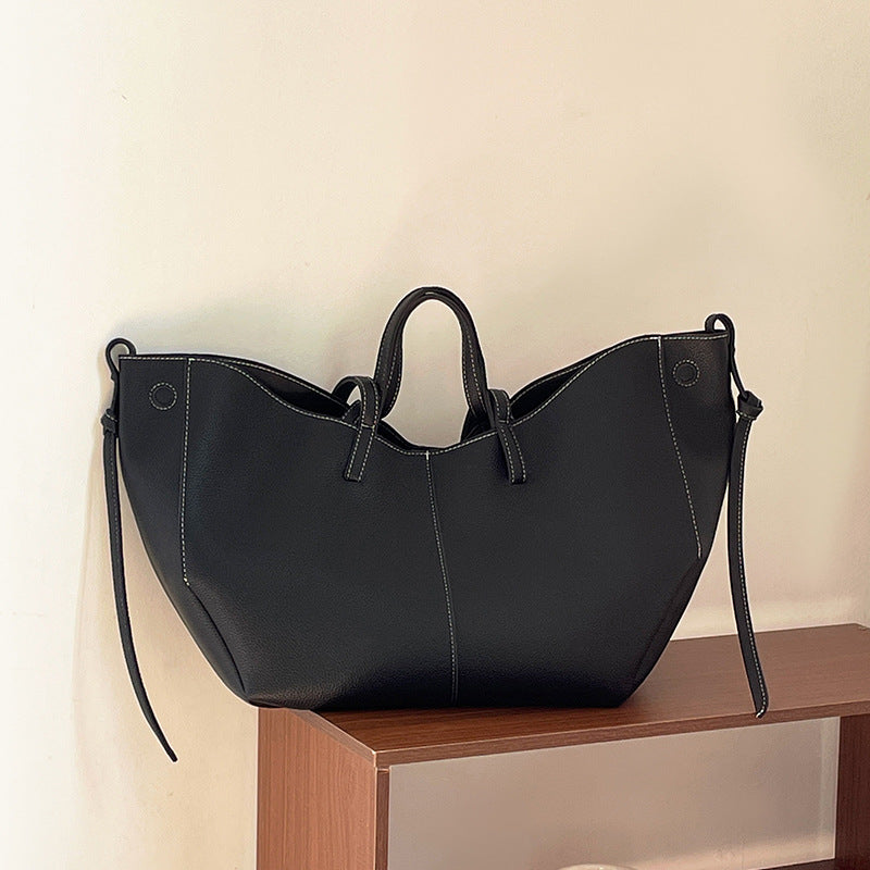 بلوزة مخملية بأكمام طويلة وياقة مزينة – تامر