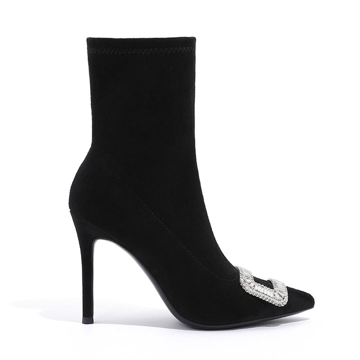 حذاء كاحل من جلد الغزال بمقدمة مدببة وإبزيم كريستالي – فالنتينرا