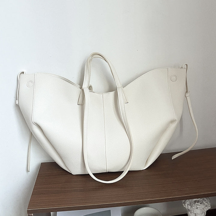 بلوزة مخملية بأكمام طويلة وياقة مزينة – تامر