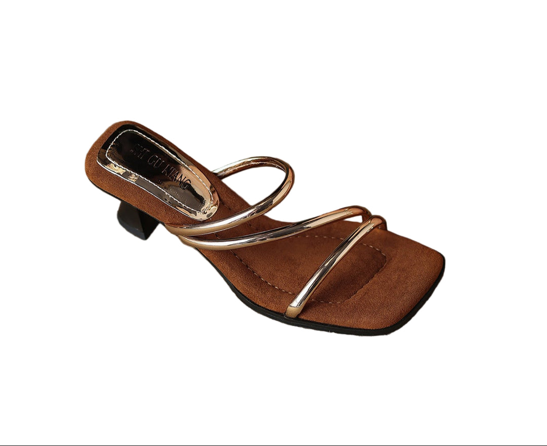 صندل ذو أشرطة ومقدمة مربعة وكعب متوسط ​​– أوريليانلو