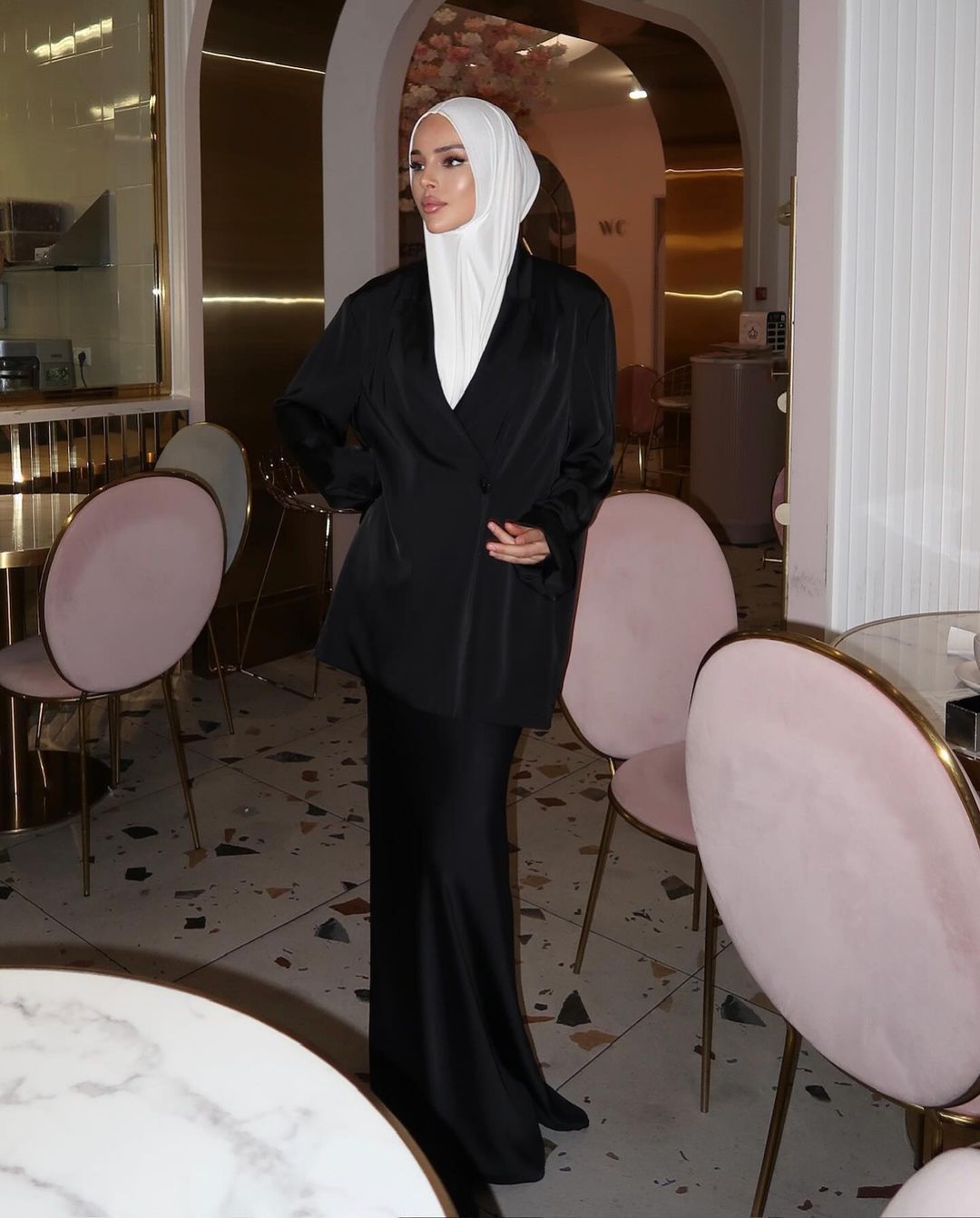 طقم بليزر ساتان وبنطال واسع الساقين – أوليفيا