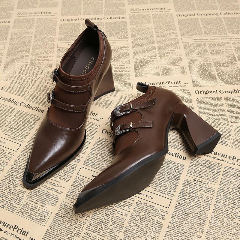 حذاء بكعب عريض ومقدمة مدببة وحزام بإبزيم مزدوج – فيرافتي