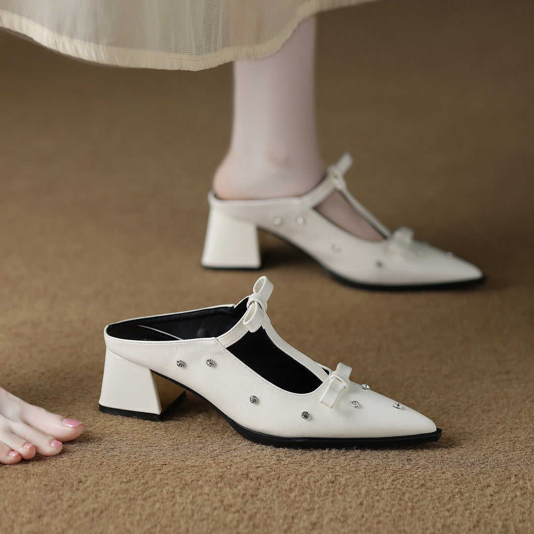 حذاء ميول مدبب بحزام فيونكة مرصع بالمسامير – نوراوتي