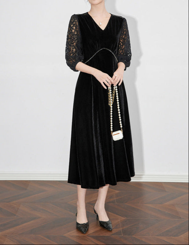 Kurzärmeliges Midikleid mit 3D-Blumenapplikationen - BLOOMIQ 