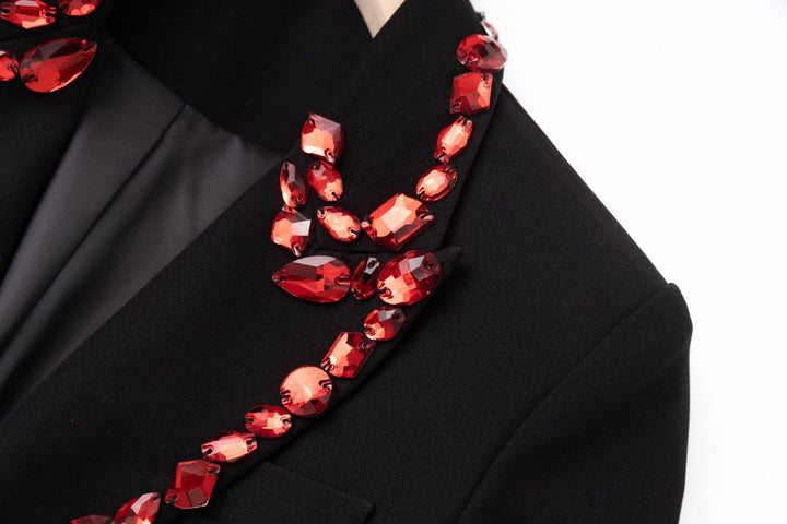 بليزر مصمم خصيصًا ومزين بكريستالات حمراء - سكارليت