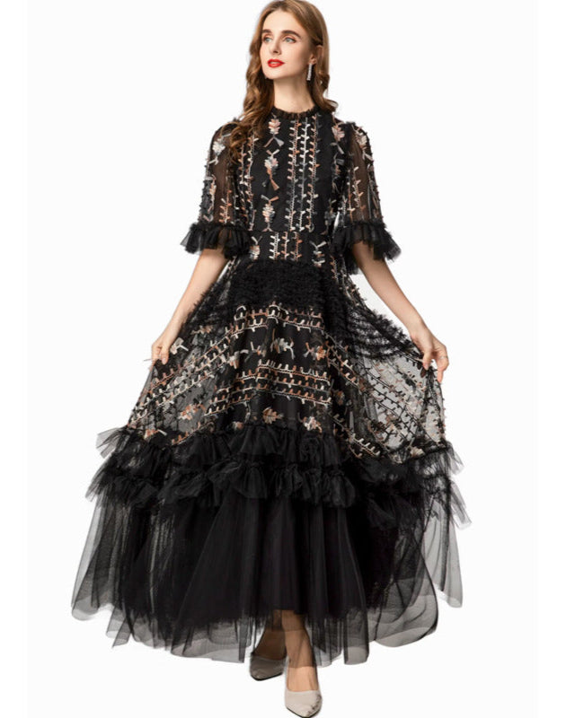 Kurzärmeliges Midikleid mit 3D-Blumenapplikationen - BLOOMIQ 