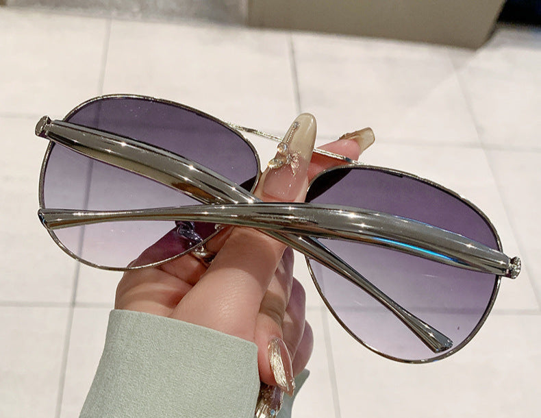 双层纹理圈式耳环，带有雕刻细节 – Akoma 