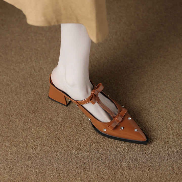 حذاء ميول مدبب بحزام فيونكة مرصع بالمسامير – نوراوتي