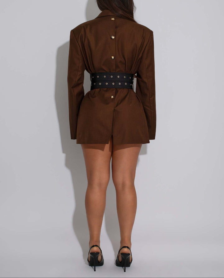 بليزر مصمم خصيصًا مع تفاصيل حزام الكورسيه - دوفيلا