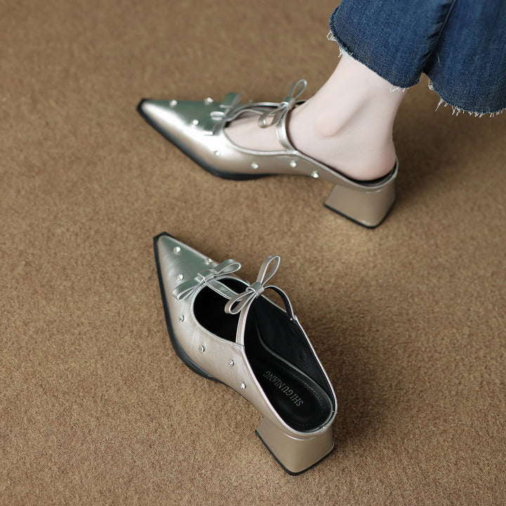 حذاء ميول مدبب بحزام فيونكة مرصع بالمسامير – نوراوتي