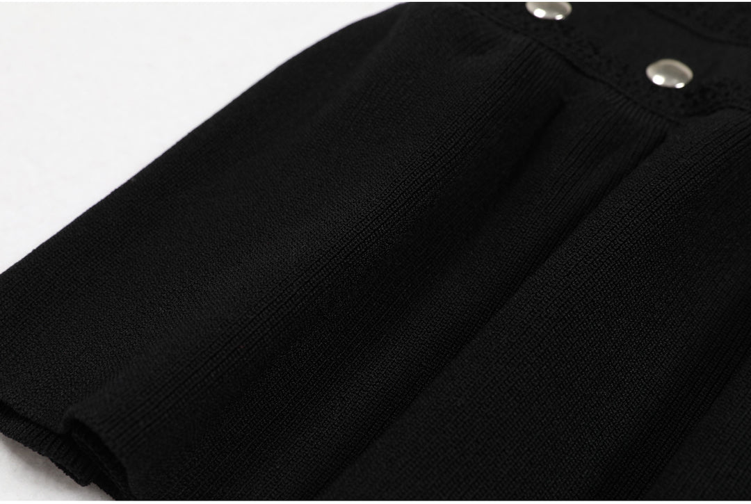 فستان عمودي بدون أكمام مع تفاصيل معدنية مرصعة بالمسامير - نوفالفي