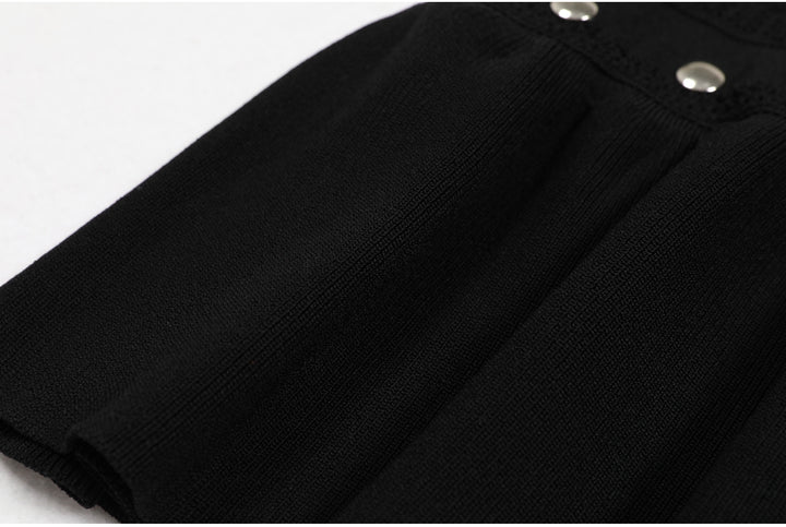 فستان عمودي بدون أكمام مع تفاصيل معدنية مرصعة بالمسامير - نوفالفي