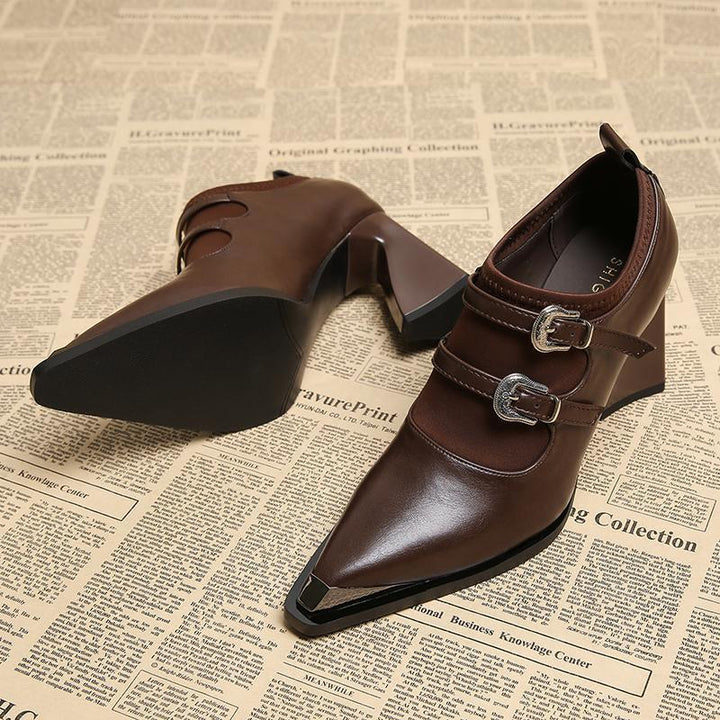 حذاء بكعب عريض ومقدمة مدببة وحزام بإبزيم مزدوج – فيرافتي