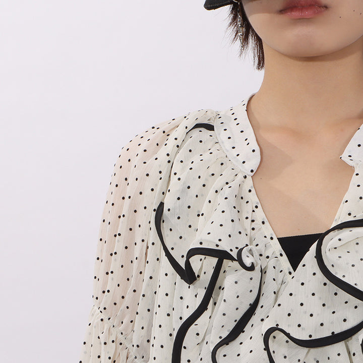 بلوزة شفافة مكشكشة بنقاط البولكا مع حواف متباينة – إيلارا
