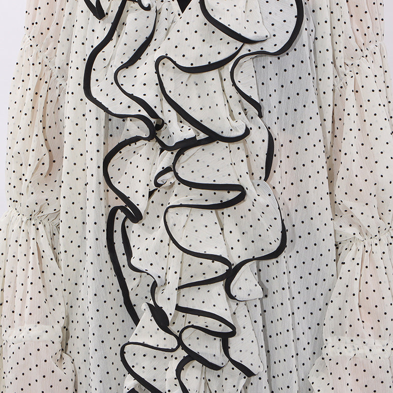 بلوزة شفافة مكشكشة بنقاط البولكا مع حواف متباينة – إيلارا