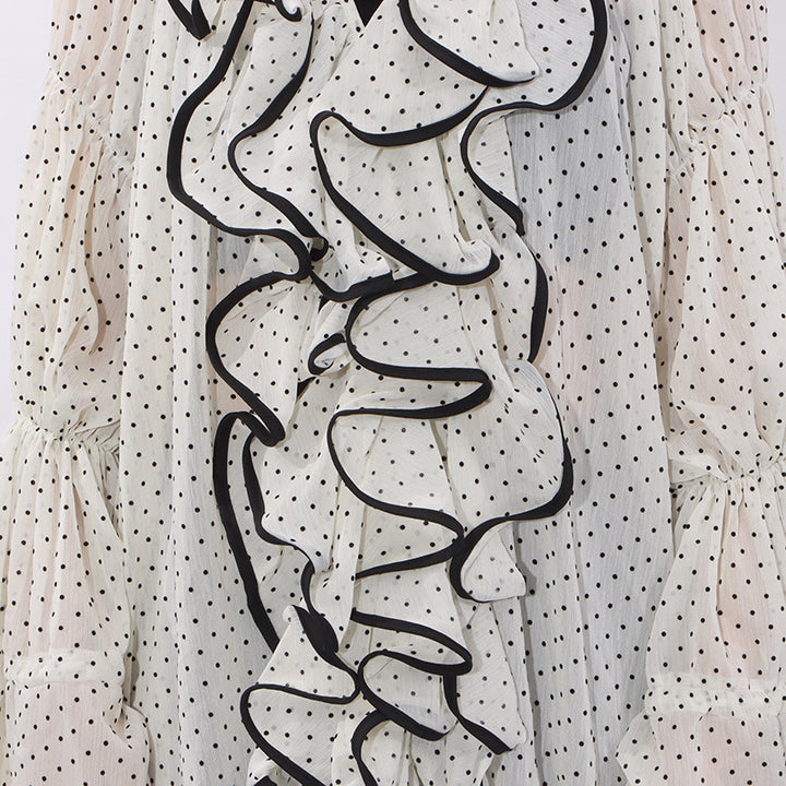 بلوزة شفافة مكشكشة بنقاط البولكا مع حواف متباينة – إيلارا