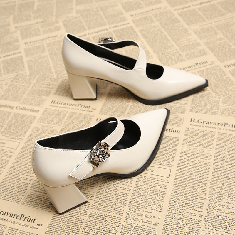 حذاء بكعب سميك بمقدمة مدببة وحزام مزين بالزهور – كاميلاكلي