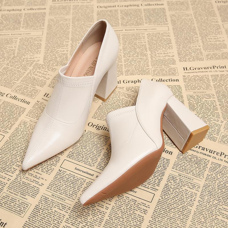 حذاء بكعب سميك ومقدمة مدببة وتفاصيل خياطة أنيقة – فيرازكي