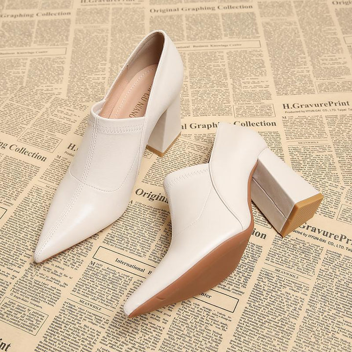 حذاء بكعب سميك ومقدمة مدببة وتفاصيل خياطة أنيقة – فيرازكي